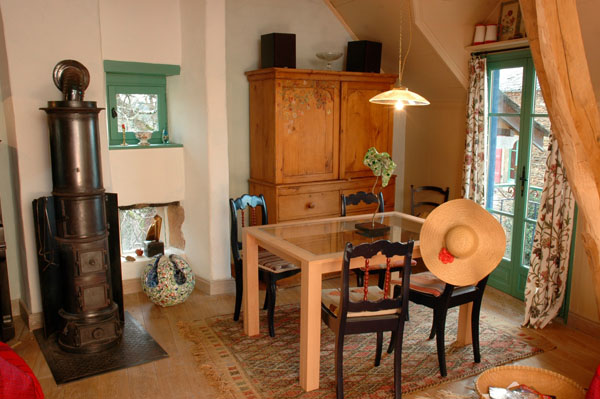 de tafel en de Deense hoedkachel